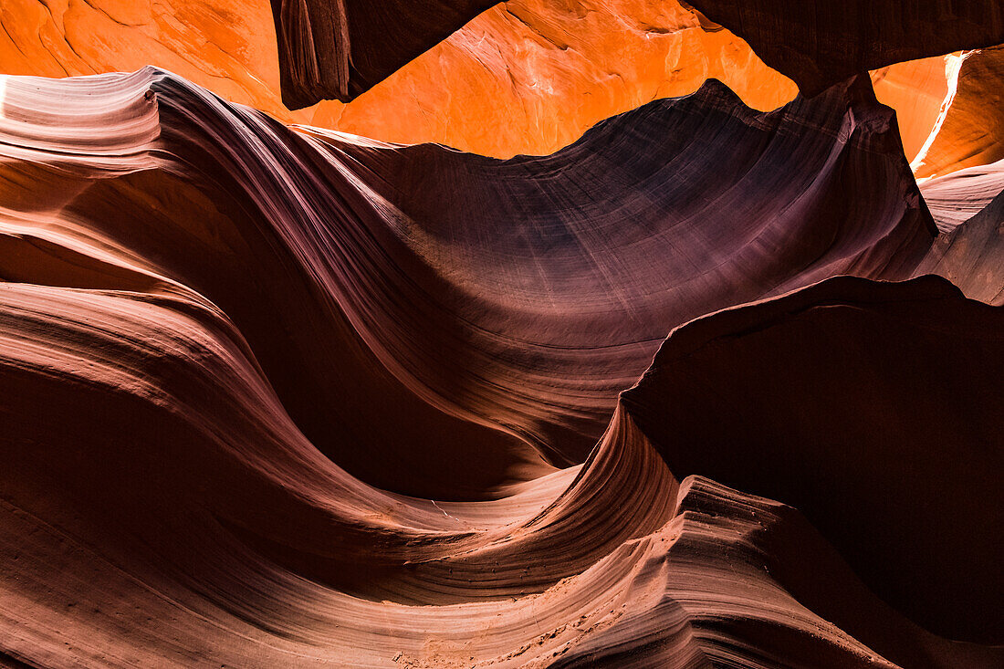 Die abgeschliffenen Felsformationen im Antelope Canyon im Südwesten der USA zeigen fantastische Farbspiele, Arizona