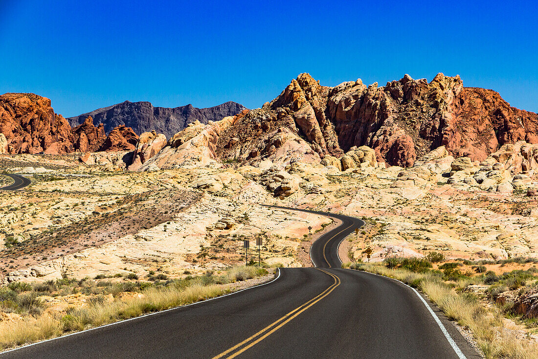 Der Valley of Fire State Park im Westen der USA fasziniert durch seine farbigen Felsformationen, Utah