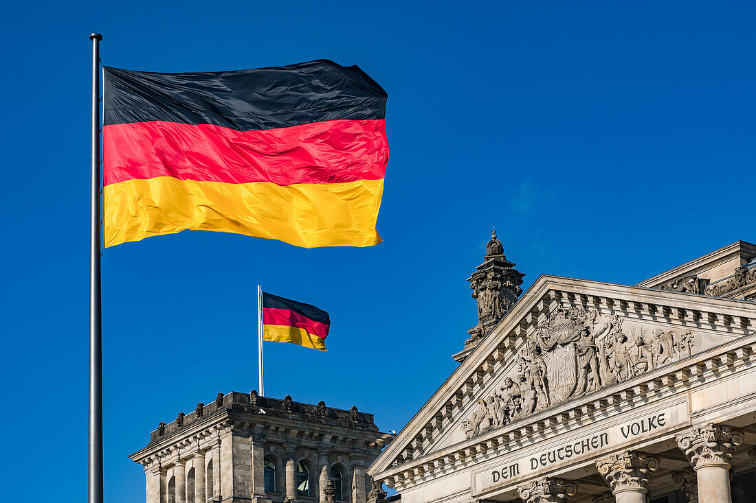 Teilansicht vom Reichstag in Berlin mit Widmung dem deutschen Volke, Deutschland