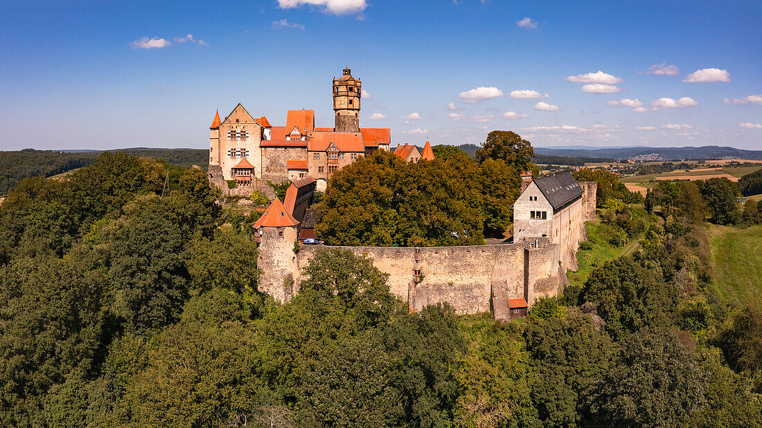 Panorama der Ronneburg in Hessen als eine gut erhaltene Höhenburg, die heute ein beliebtes Ausflugsziel ist, Deutschland