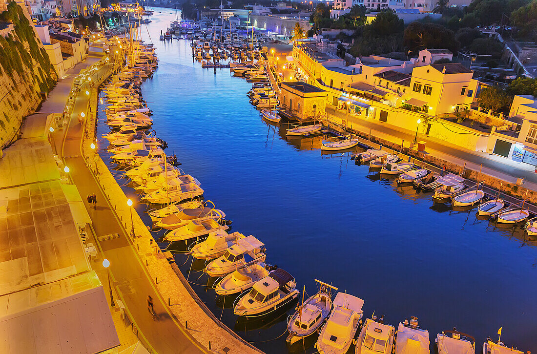 Historischer alter Hafen, erhöhte Ansicht, Ciutadella, Menorca, Balearen. Spanien