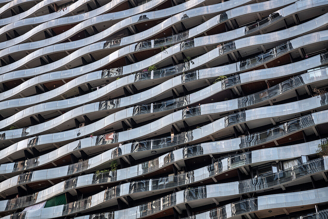 Moderne, spiegelnde Hochhaus-Fassade in Chengdu, Sichuan Provinz, China, Asien