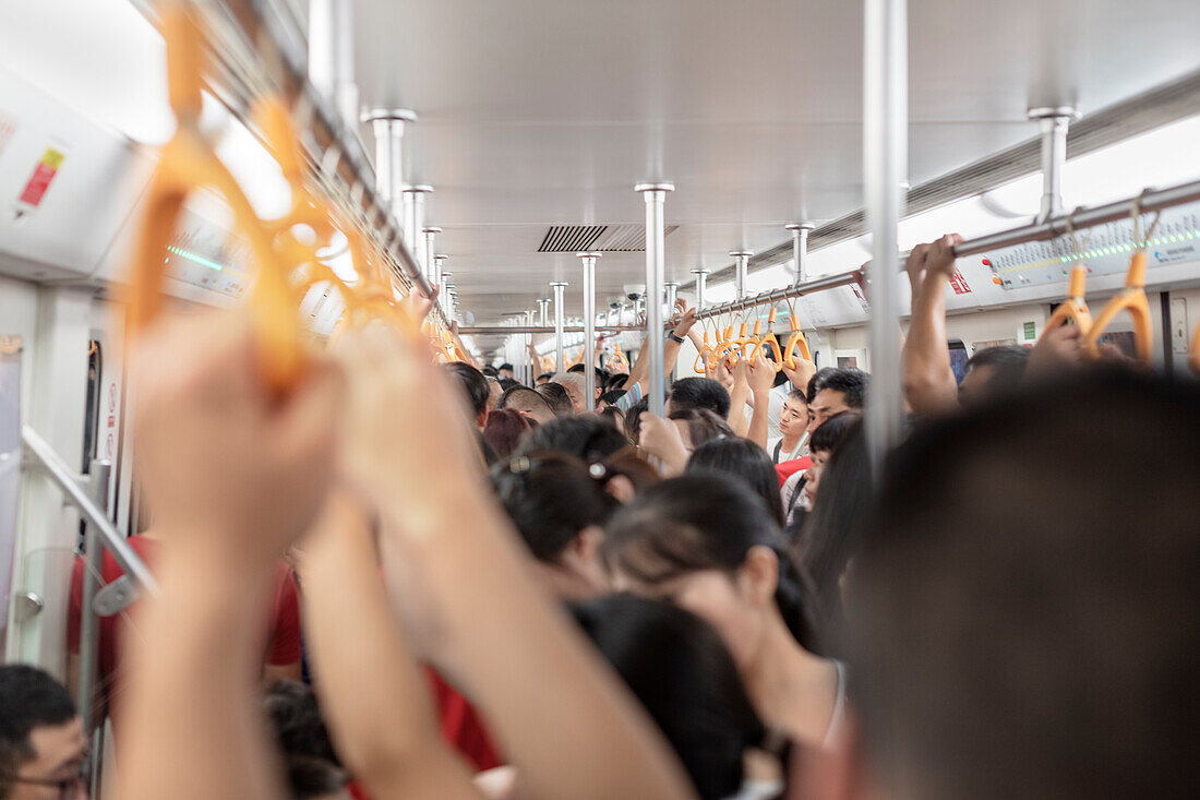 Überfüllte Metro, Chengdu, Sichuan Provinz, China, Asien