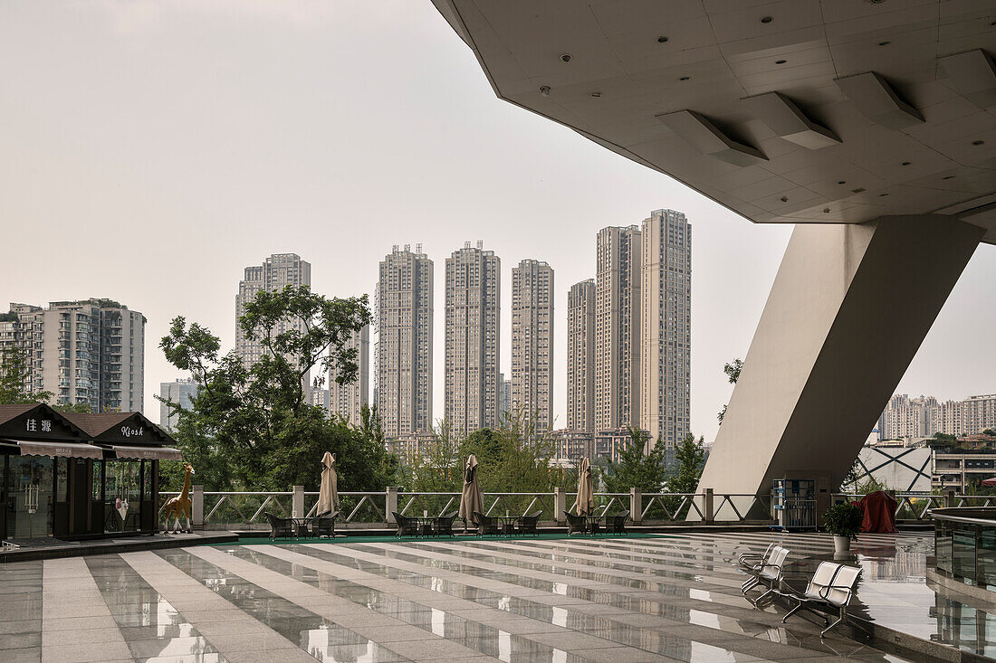 Am Fernsehturm "West Pearl Tower" in Chengdu, Sichuan Provinz, China, Asien