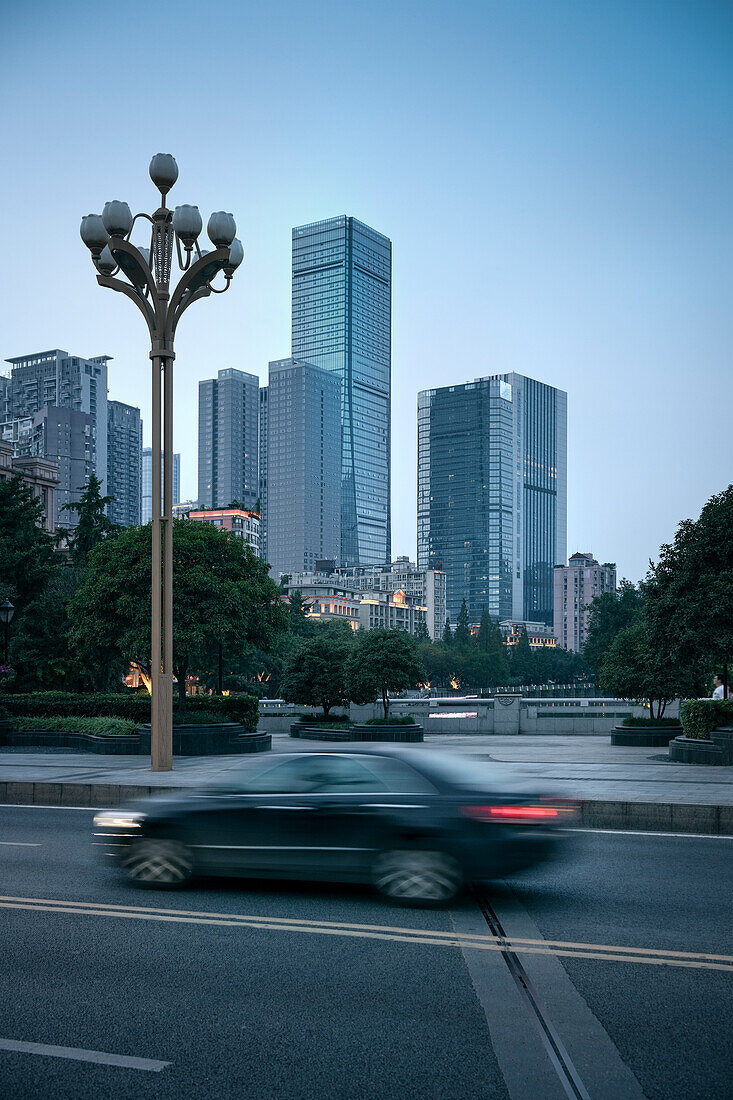 Hochhäuser in der Dämmerung bei Ashun Brücke, Chengdu, Sichuan Provinz, China, Asien