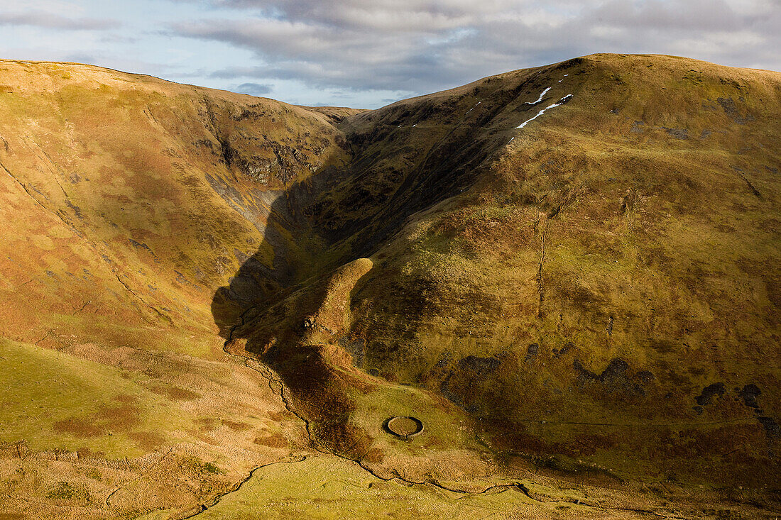 Devil's Beeftub, Mulde im kargen Hügelland, Steinring für Vieh, Scottish Borders, Schottland, UK