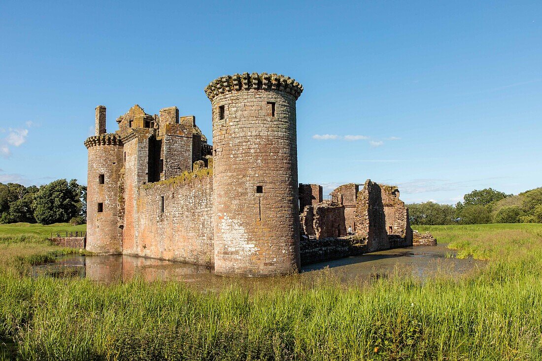 Caerlaverock Castle, dreieckige Wasserburg, Dumfries and Galloway, Ruine, Wassergraben, Schottland, UK