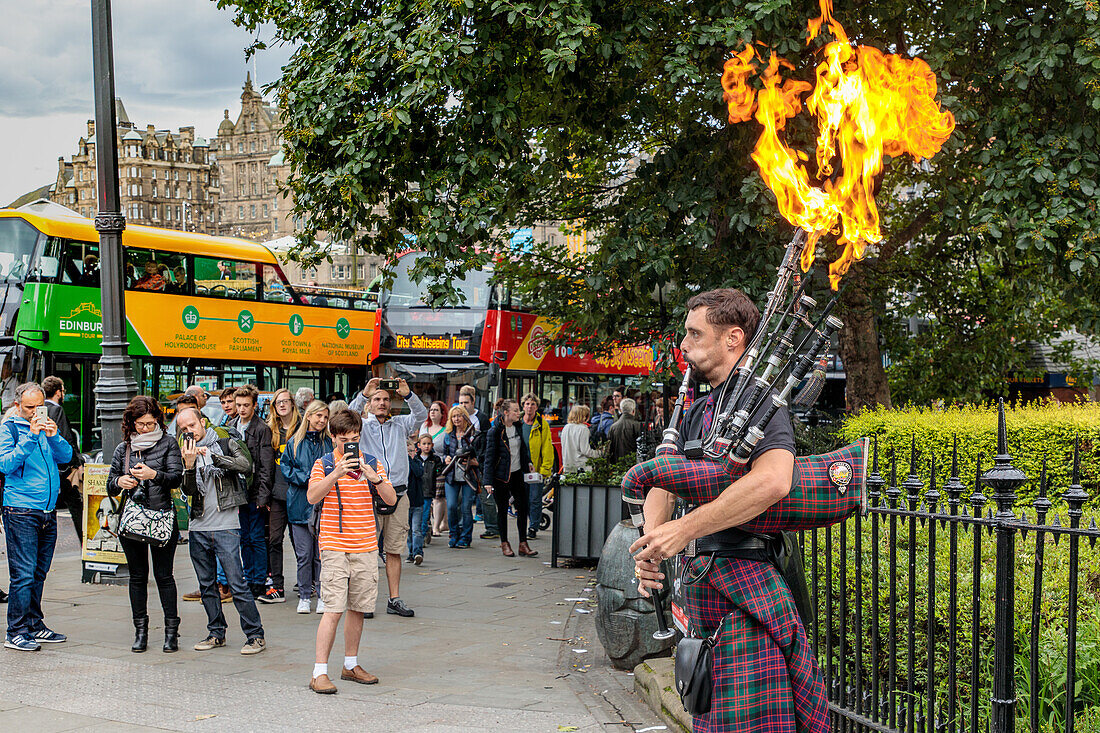 Dudelsackspieler, Dudelsack spuckt Feuer, Fringe Festival, Edinburgh, Schottland, UK 