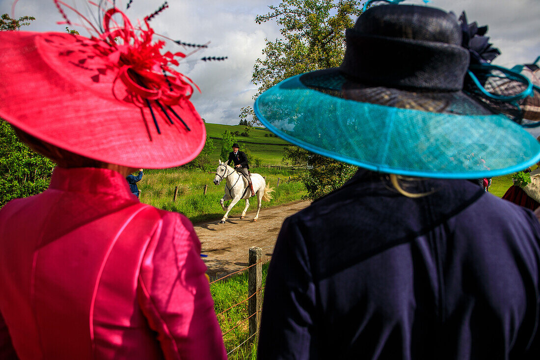 Zuschauer beim traditionellen Pferderennen, querfeldein, Hawick Common Ridings, Ehrengäste, elegante Hüte, Borders, Schottland, UK