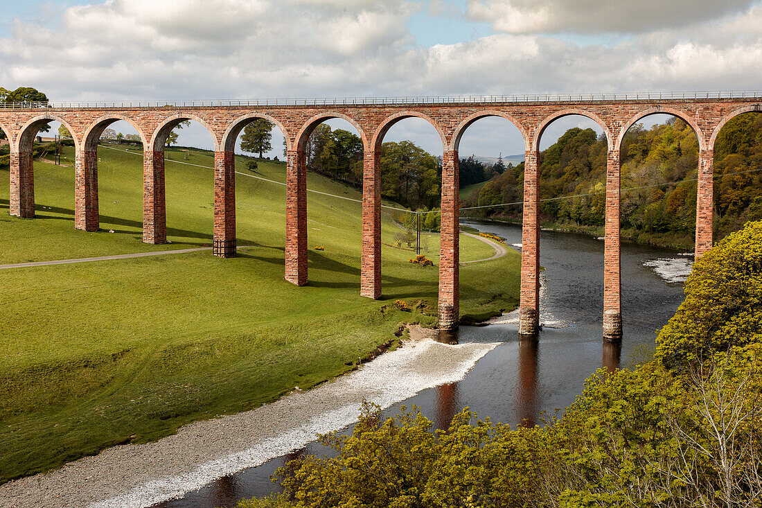 Leaderfoot Viadukt quert den Fluss Tweed, Scottish Borders, Schottland, UK