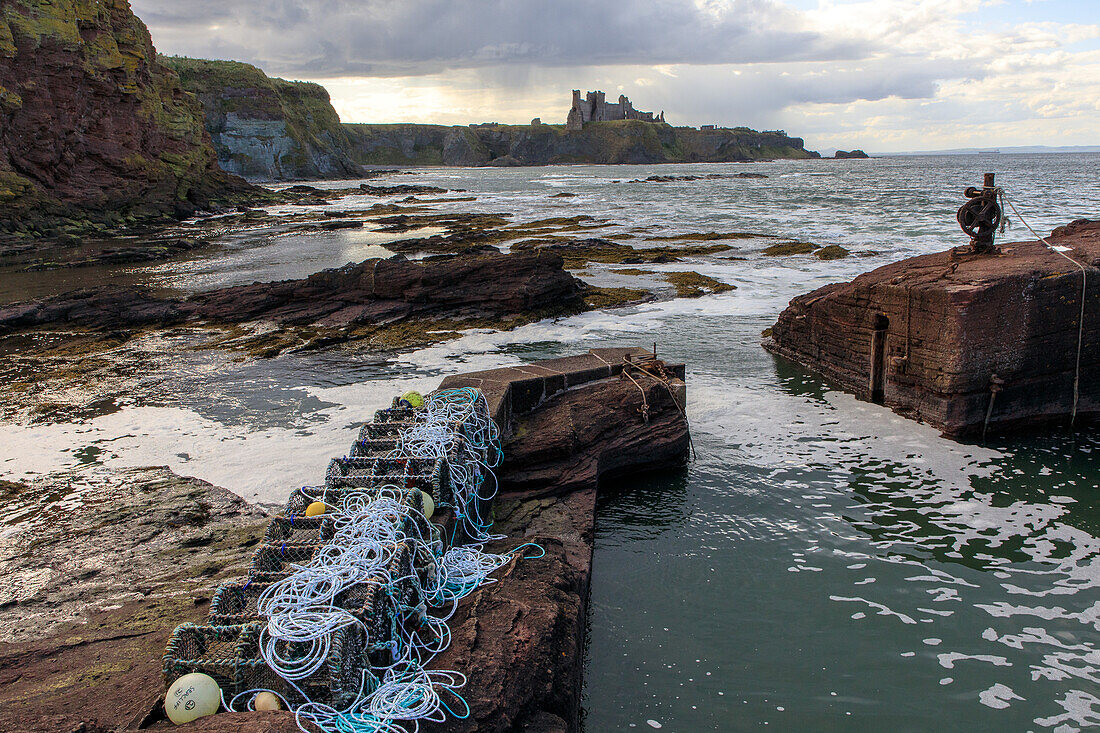 Schottland's kleinster Hafen, Seacliff Harbour, Tantallon Castle, Berwickshire, Schottland, UK 