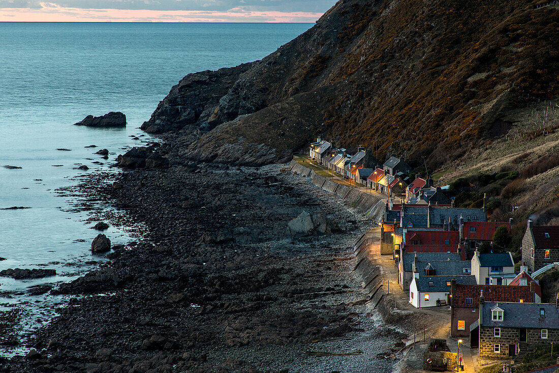 Abenddämmerung Crovie, Dorf direkt am Meer, Moray Firth, Beleuchtung des Kais, Aberdeenshire, Schottland, UK
