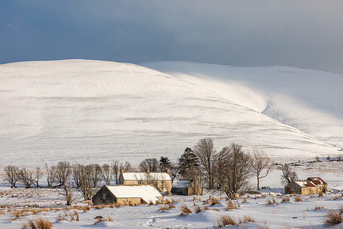 Scalan College, Schneeverwehungen, Grampian Mountains, ehemaliges verstecktes katholisches Priesterseminar bei Tomintoul, Schottland, UK