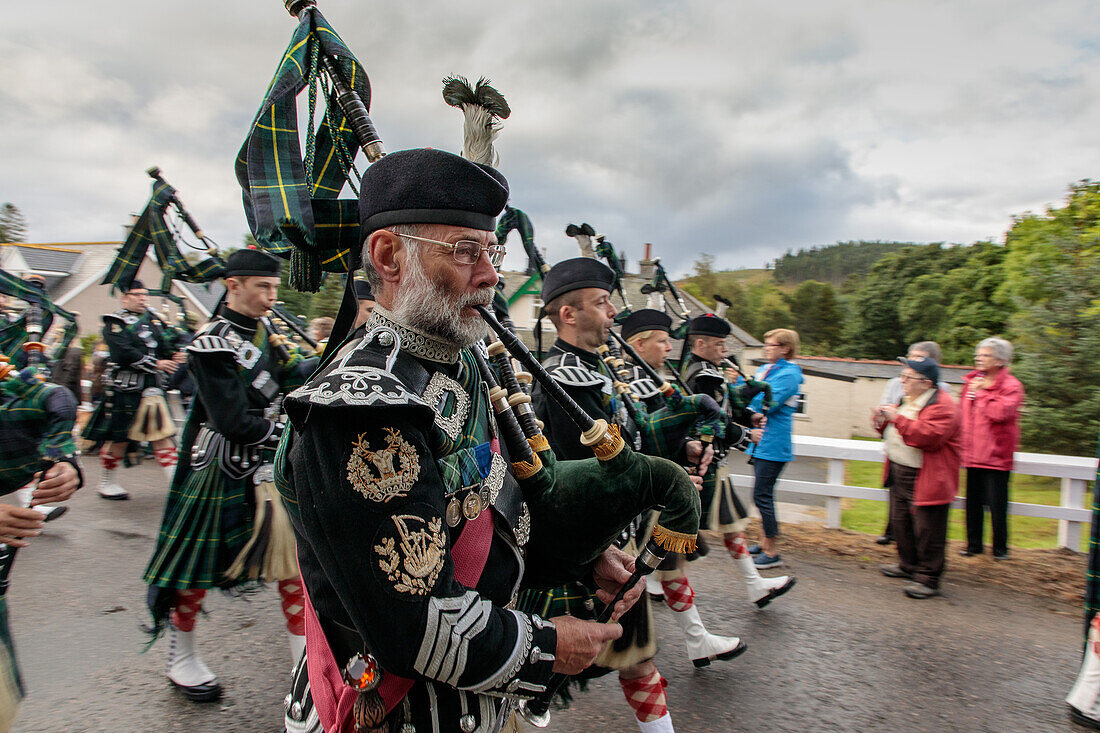 Men of Lonach Umzug, Pipe Band in Highland dress, Dudelsack, Strathdon, Aberdeenshire, Schottland UK