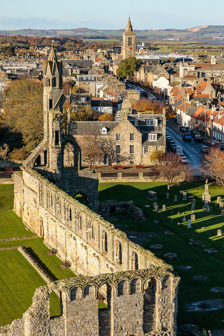 St. Andrews Cathedral Ruine und Friedhof, Blick aus Turm, Fife, Schottland, UK