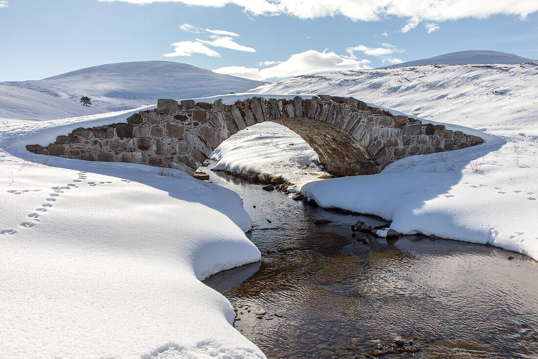 Steinbrücke, Old Miltary Road im Schnee, Corgarff, Lecht Road, Cairngorms, Highlands, Aberdeenshire, Schottland, UK