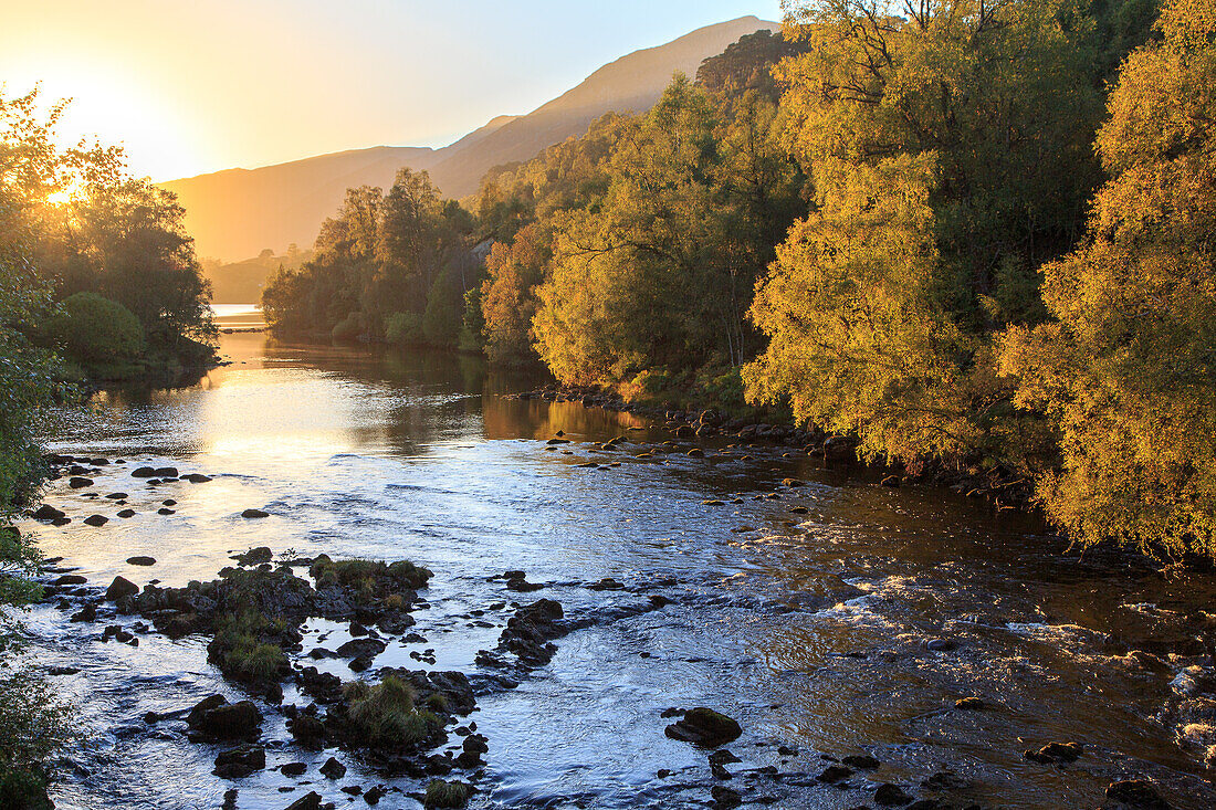 River Affric, Herbstfärbung, Blick ins Tal von Glen Affric zum Càrn Eige, Herbst, Highlands, Schottland, UK