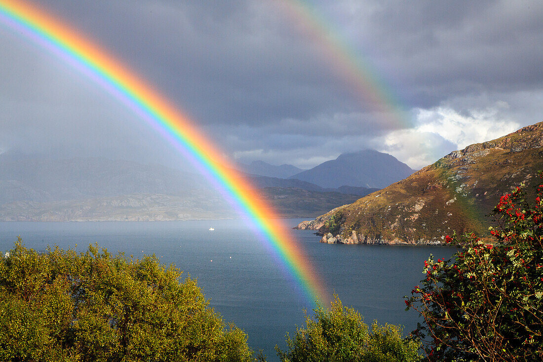 Doppelter Regenbogen, Loch Torridon von Applecross, Wester Ross, Schottland UK