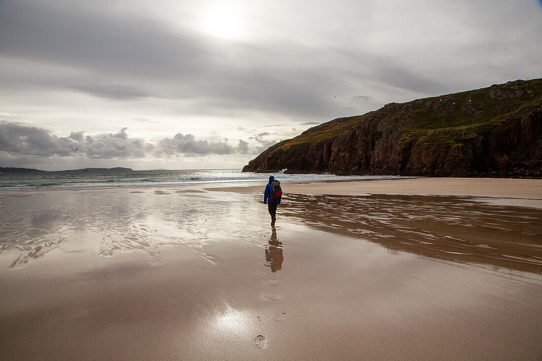 Wanderer bei Ebbe am Oldshoremore Strand, Nordwestküste Sutherland, Highlands, Schottland UK