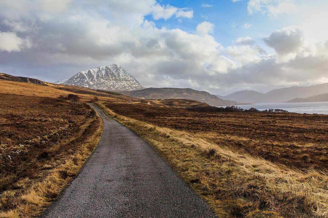 Einspurige Landstrasse durch Moorlandschaft zum Ben Hope, Sutherland, Schottland UK