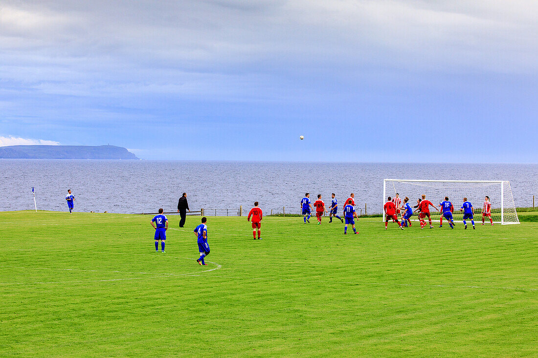 Fussballspieler vor Meereskulisse, Port Charlotte, Islay, Inneren Hebriden, Schottland UK