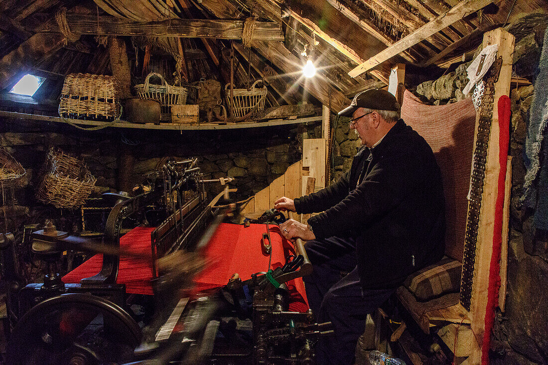 Weavers loom at Gearranan Blackhouses Museum, Garenin, Cottage, Isle of Lewis, Outer Hebrides, Scotland UK