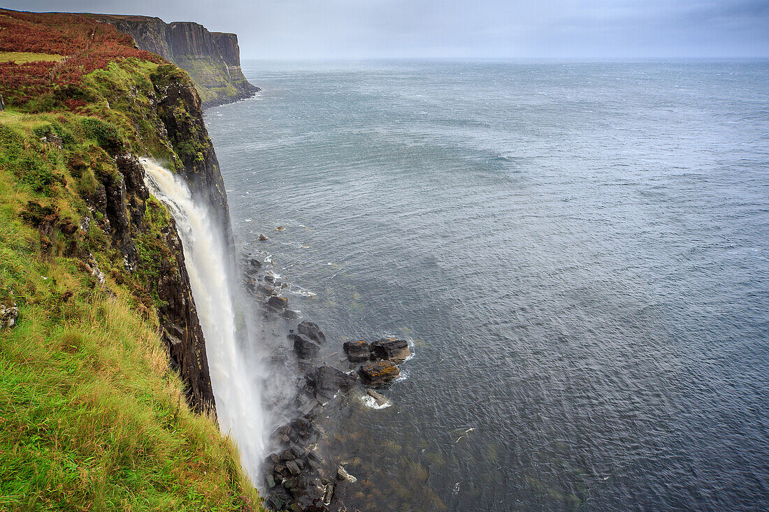 Kilt Rock, Mealt Falls, Wasserfall ins Meer, Isle of Skye, Schottland UK