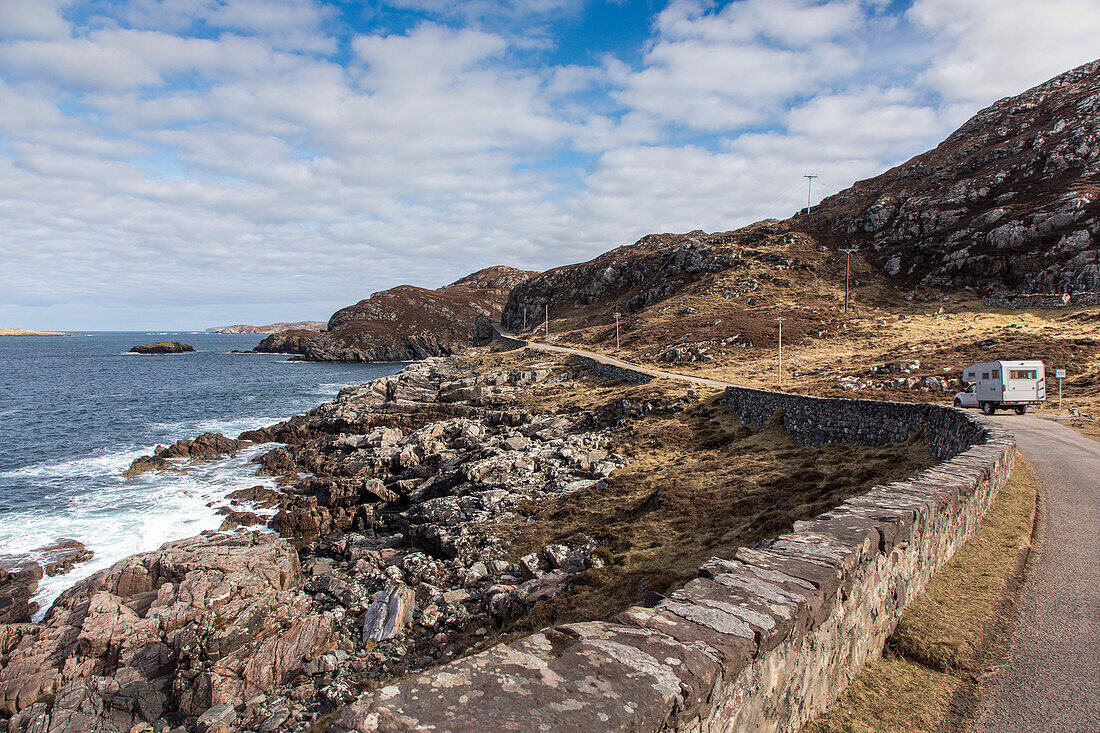 Camper, Wohnmobil, Bimobil, einspurige Küstenstrasse, Halbinsel Assynt, Sutherland, Schottland, UK