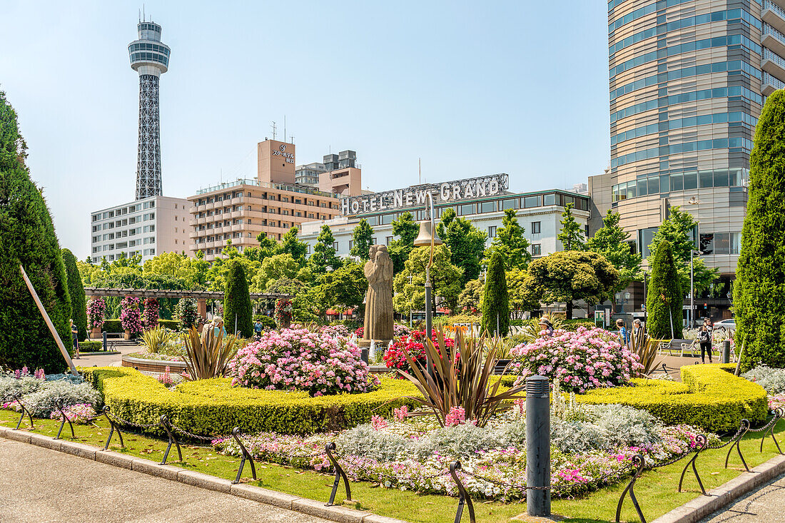 Three Rose Garden im Yamashita Park an der Seepromenade von Yokohama waehrend des Garden Necklace Blumenaustellung 2017, Yokohama, Kanagawa, Japan