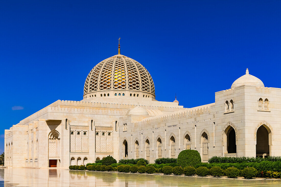 Die gewaltige und extrem saubere Moschee von Muscat ist eine der bedeutendsten Sehenswürdigkeiten im Oman