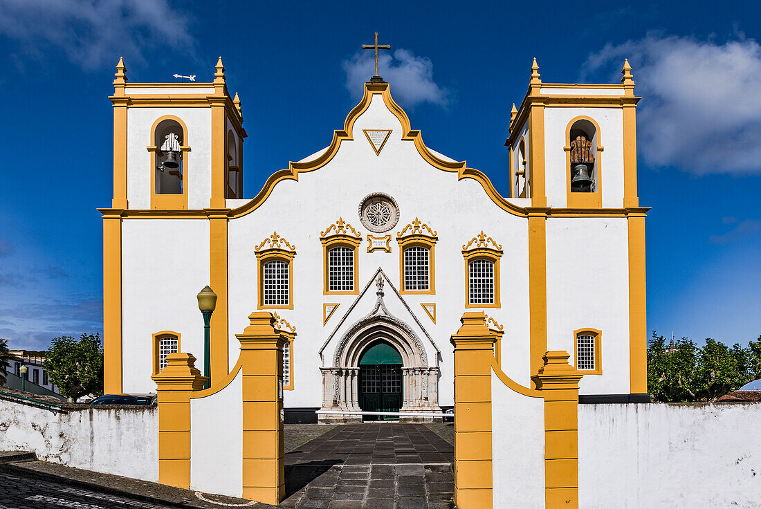Die Kirche Igreja Matriz de Santa Cruz ist ein schönes Beispiel eines ländlichen Gotteshauses auf den Azoren