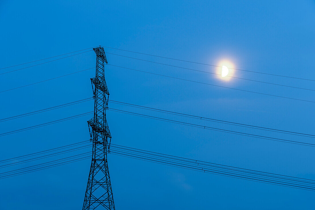 Strommast mit Mond, Umspannwerk Wolmirstedt, Sachsen-Anhalt, Deutschland