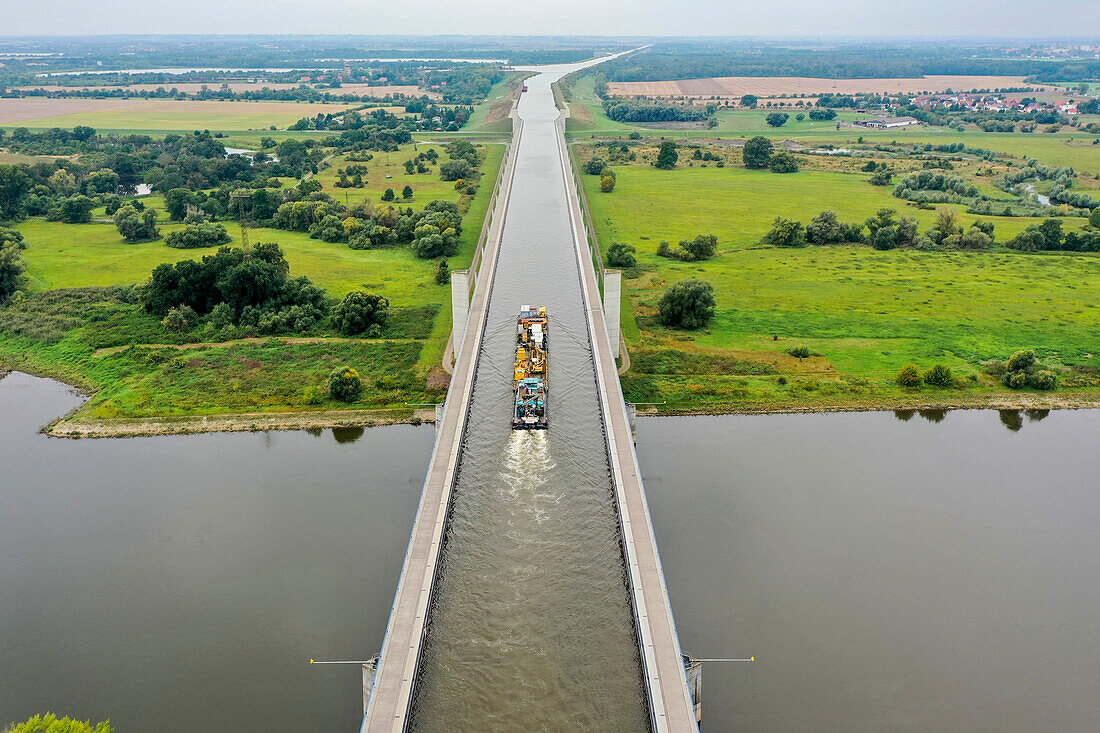 Wasserstraßenkreuz Magdeburg, Mittellandkanal führt über die Elbe, längste Trogbrücke Europas, Hohenwarthe, Sachsen-Anhalt, Deutschland