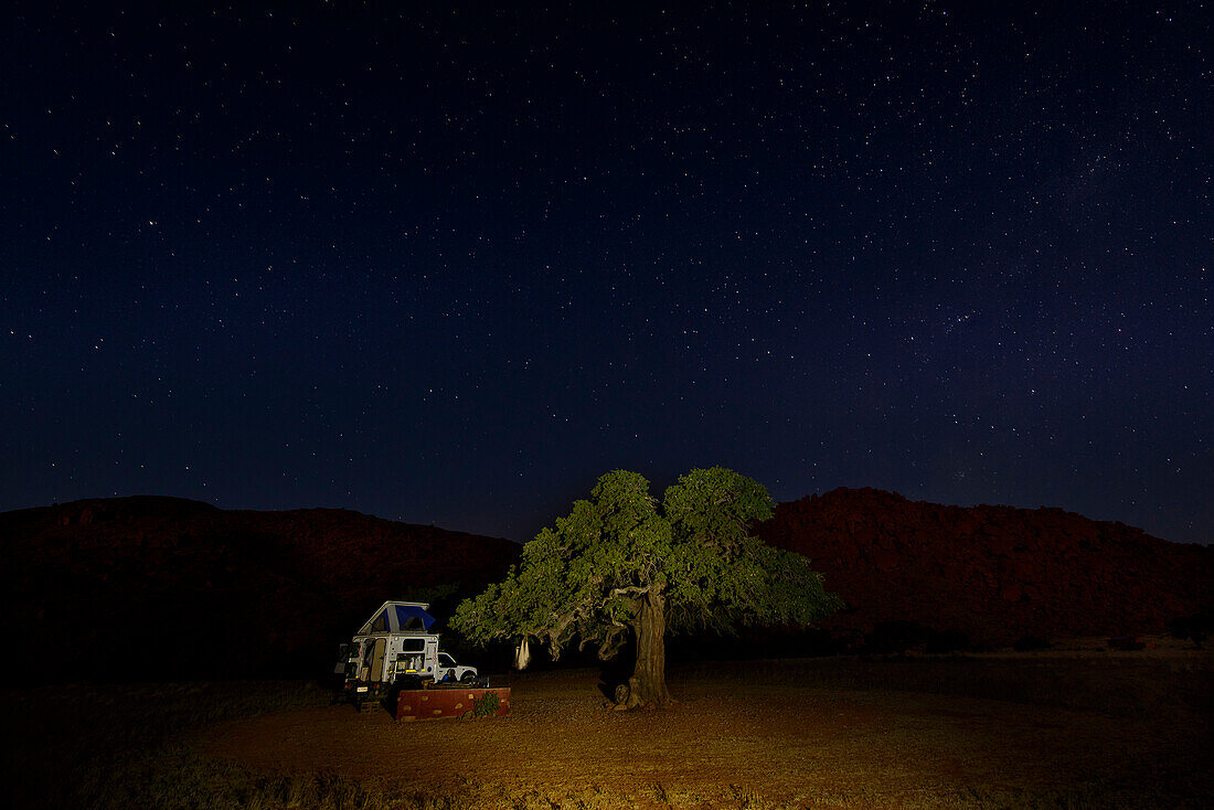 Nachts am Kameldornbaum in den Tiras Bergen, Namibia