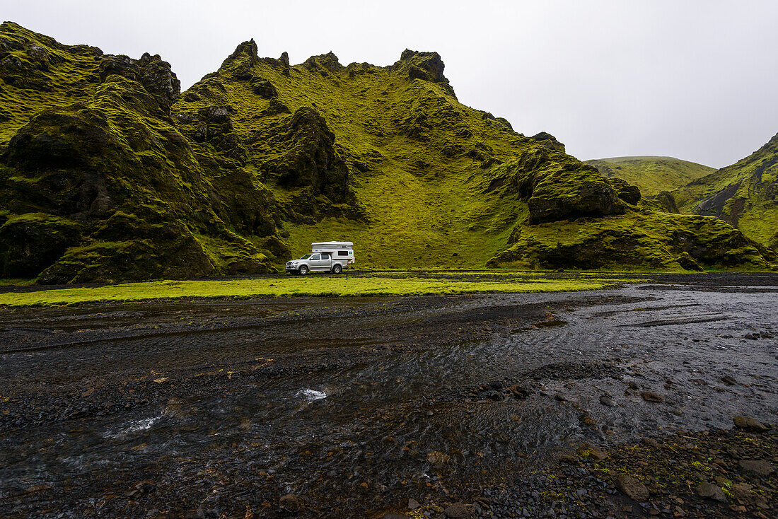 Camping im Flussbett im grünen Moos, Þórsmörk, Südküste, Island