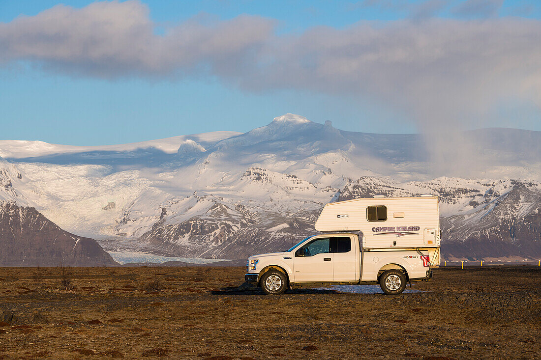 Camper vor den Gletscherausläufern des Vatnajökull, Südküste, Island