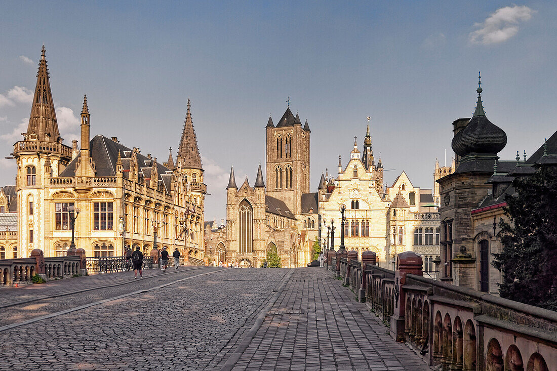 Historisches Zentrum von Gent, Sint Michielsbrug Brücke über den Fluss Leie, Zannier Hotels 1898 Die Post und Sint Niklaaskerk Kirche, Belfried, Stadtturm, Gent, Flandern Belgien