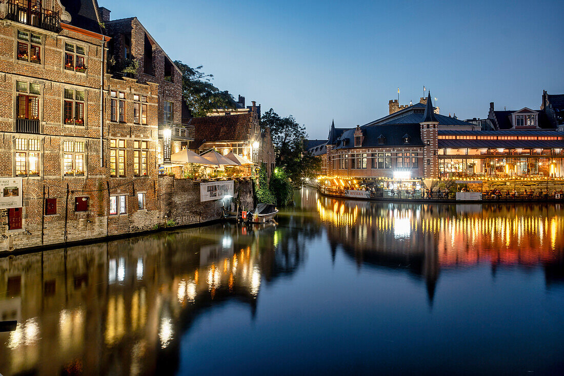 Historisches Zentrum von Gent am Abend, rechts  Oude vismijn, Festsaal am Fluss Leie, Gent, Flandern, Belgien, Europa