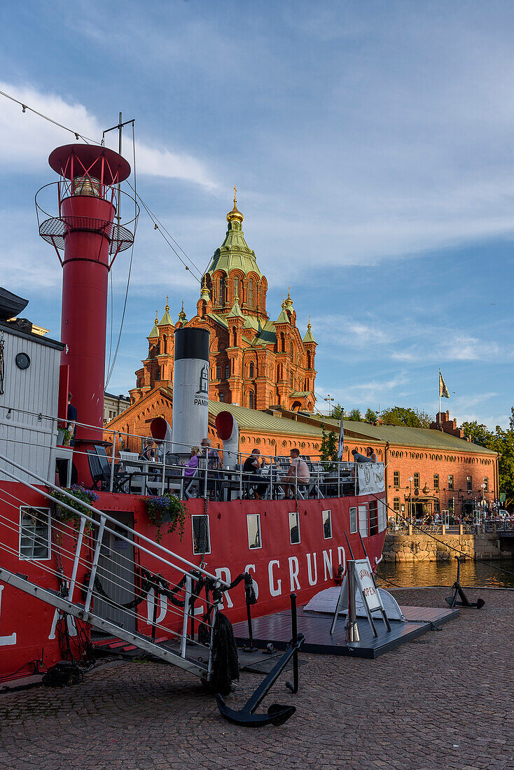 Uspenski-Kathedrale mit Oy Majakkalaiva Ab Schiffsrestaurant im Vordergrund, Helsinki, Finnland