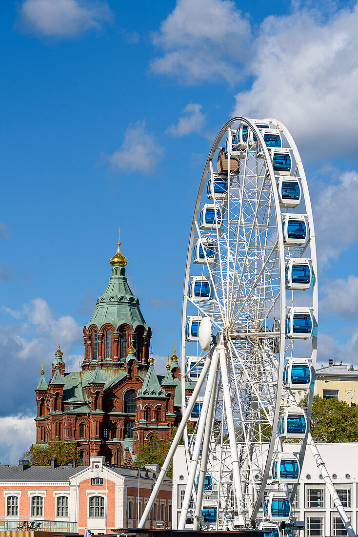 Uspenski-Kathedrale mit Riesenrad im Hafen, Helsinki, Finnland
