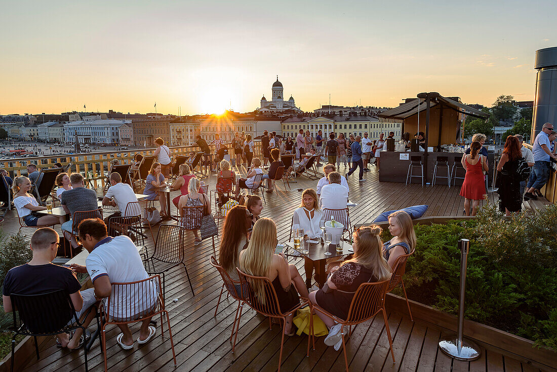 Dachterrase von Allas Sea Pool, Blick auf die Stadt und Hafenbecken, Helsinki, Finnland