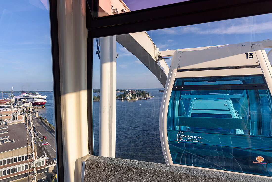 Blick aus dem Riesenrad auf Hafen, Helsinki, Finnland