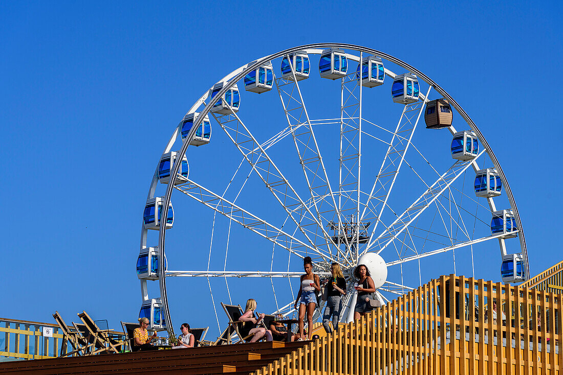 Dachterrase von Allas Sea Pool und Riesenrad mit Saunagondel am Hafen, Helsinki, Finnland