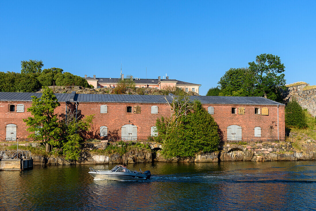 Naherholungsgebiet und Festungsanlage auf der Insel Suomenlinna vor Helsinki, Finnland