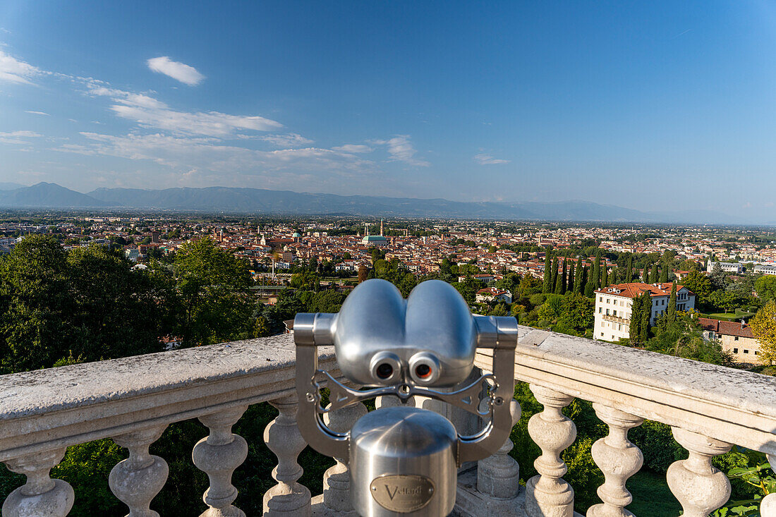Blick auf Vicenza vom Aussichtspunkt am Monte Berico, Vicenza, Veneto, Italien