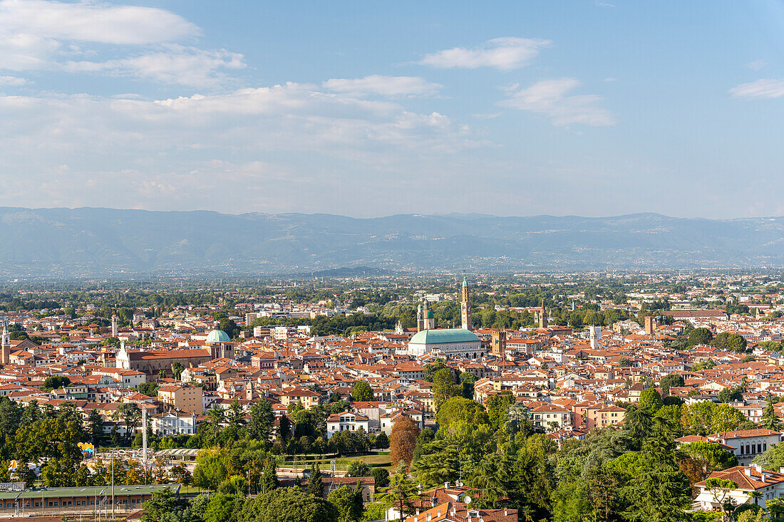 Blick auf Vicenza vom Aussichtspunkt am Monte Berico, Vicenza, Veneto, Italien