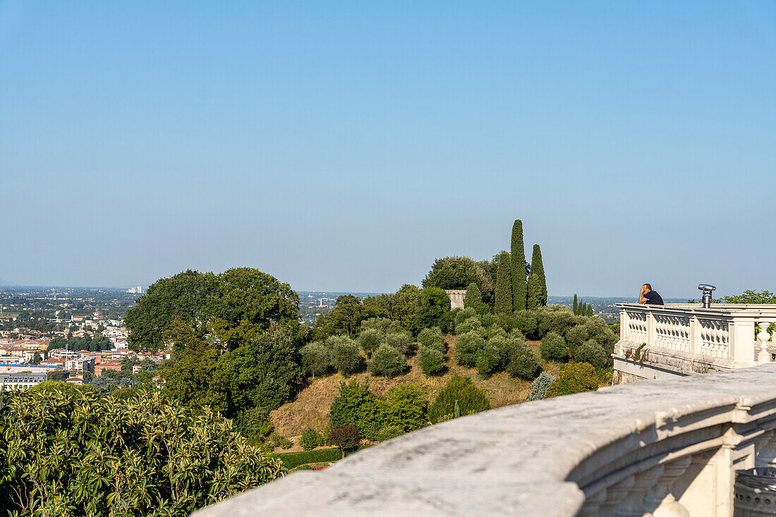 Blick auf Vicenza vom Aussichtspunkt am Monte Berico, Vicenza, Veneto, Italien