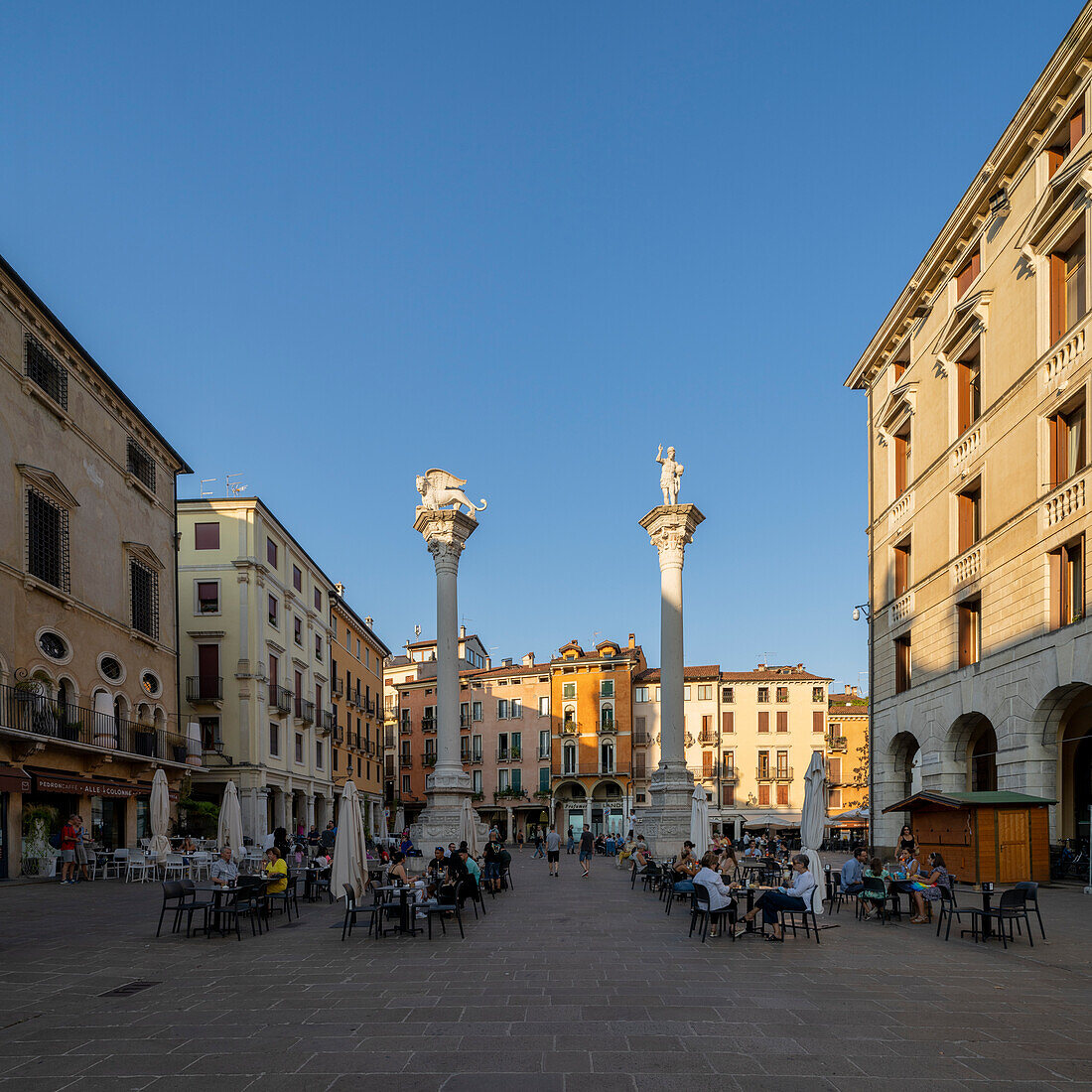 Säulen auf der Piazza dei Signori auf denen Statuen stehen, links der Markuslöwe, rechts 'Il Redentore', Vicenza, Venetien, Italien