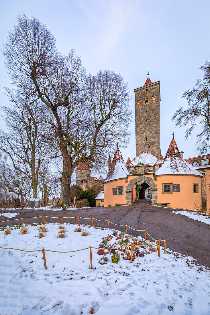 Der imposante Burgturm in Rothenburg ob der Tauber, Ansbach, Mittelfranken, Franken, Bayern, Deutschland, Europa