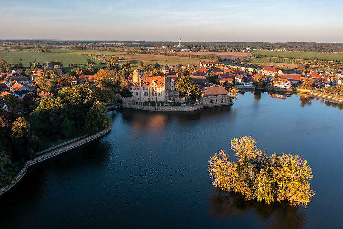Flechtingen moated castle in the evening sun, built in the 13th century, Schlossteich, Flechtingen, Saxony-Anhalt, Germany